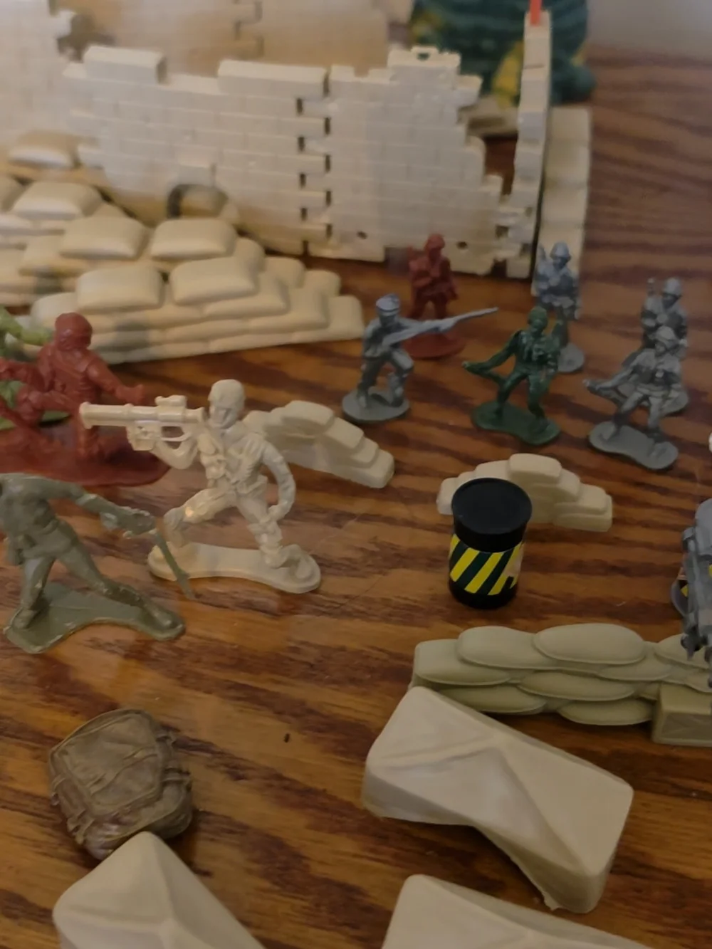HUGE LOT!! Classic Toy Army Soldiers Playset - Green, Tan, Red, Yellow
